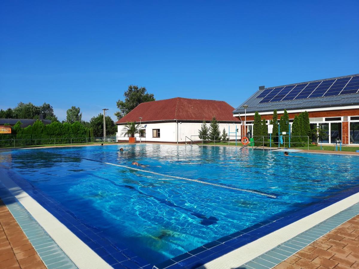 Csengo Vendeghaz Hotel Kiskoros Luaran gambar